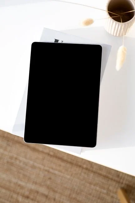 Vue rapprochée d’un écran d’ordinateur portable affichant une interface de retouche photo, mettant en avant la créativité numérique et la technologie.